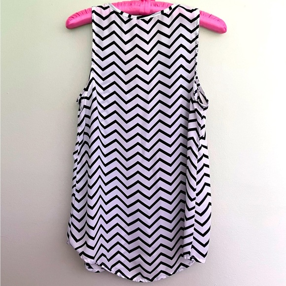 Candies zig zag sleeveless blouse - Picture 6 of 6